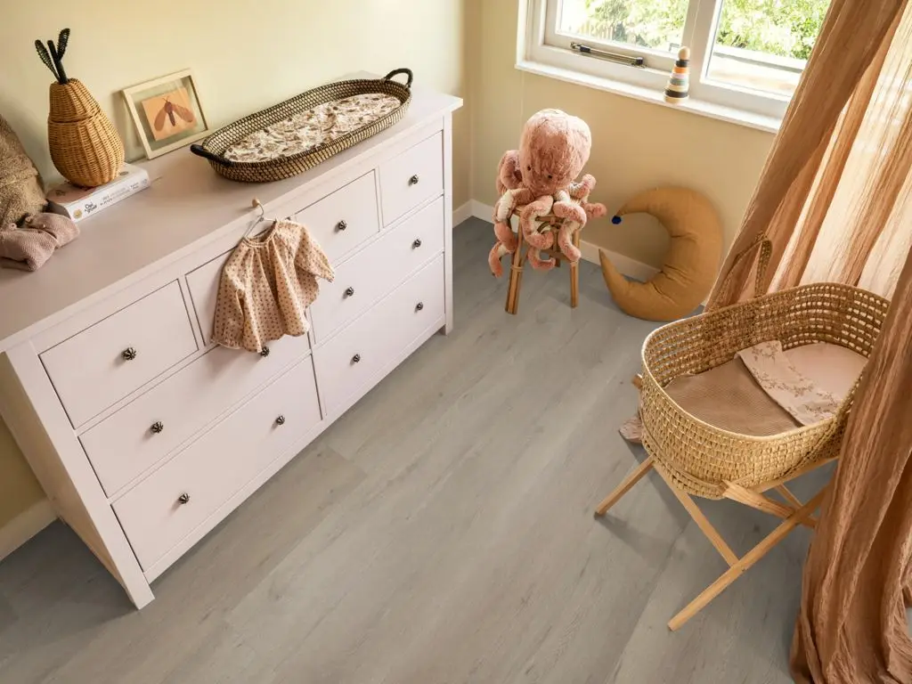 Ruimte met de pvcvloer Ambiant Vivero Dryback light oak (sfeerbeeld 2)