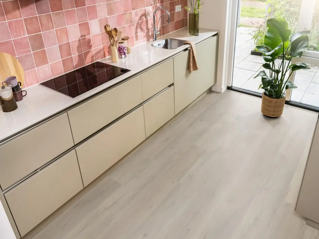 Ruimte met de pvcvloer Ambiant Vivero Dryback light oak (sfeerbeeld 3)