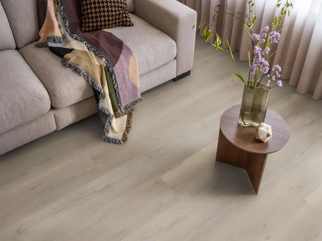 Ruimte met de pvcvloer Ambiant Vivero Dryback light oak (sfeerbeeld 4)