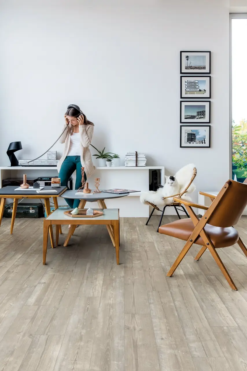 Ruimte met de pvcvloer Quick-Step Bloom Ochtendmist den