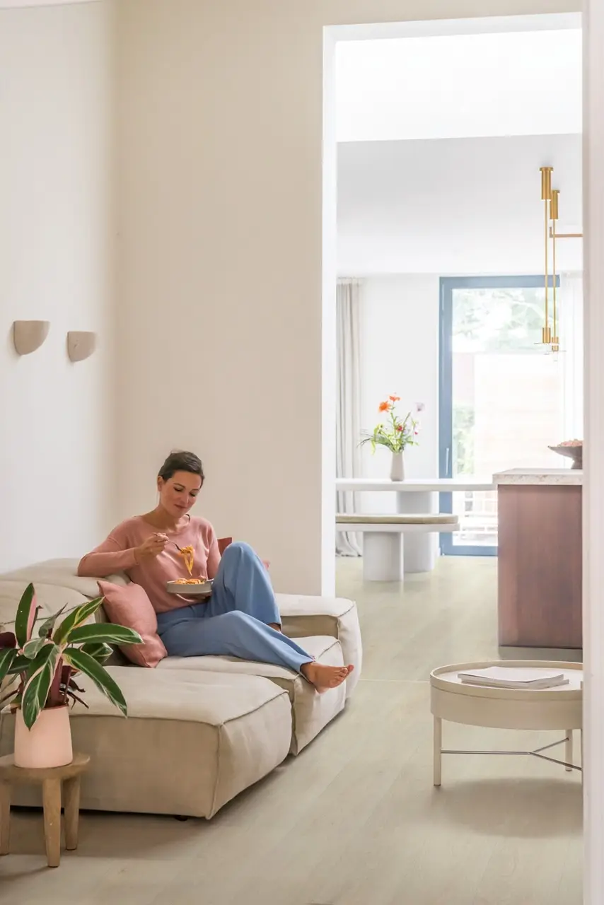 Ruimte met de pvcvloer Quick-Step Bloom Zeebries lichte eik