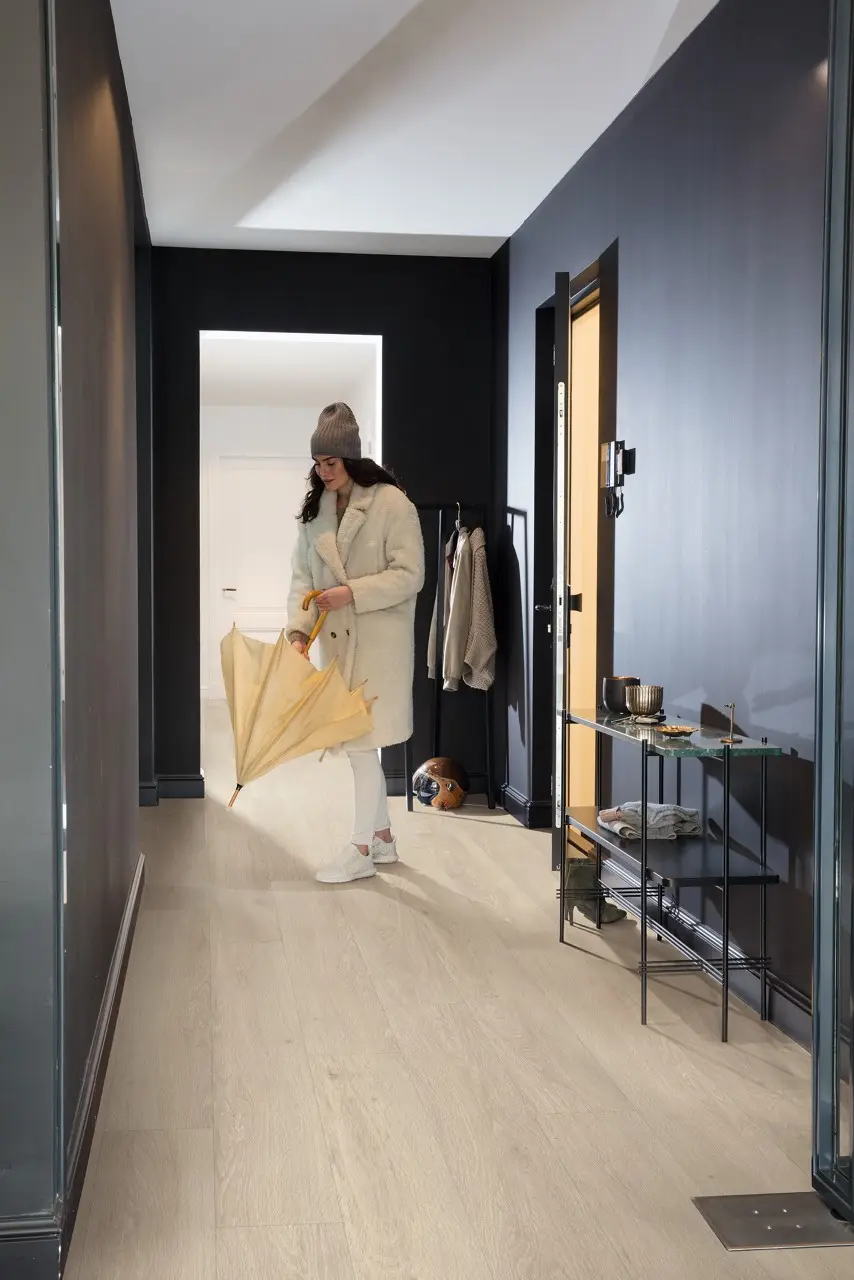 Ruimte met de pvcvloer Quick-Step Bloom Zeebries beige eik