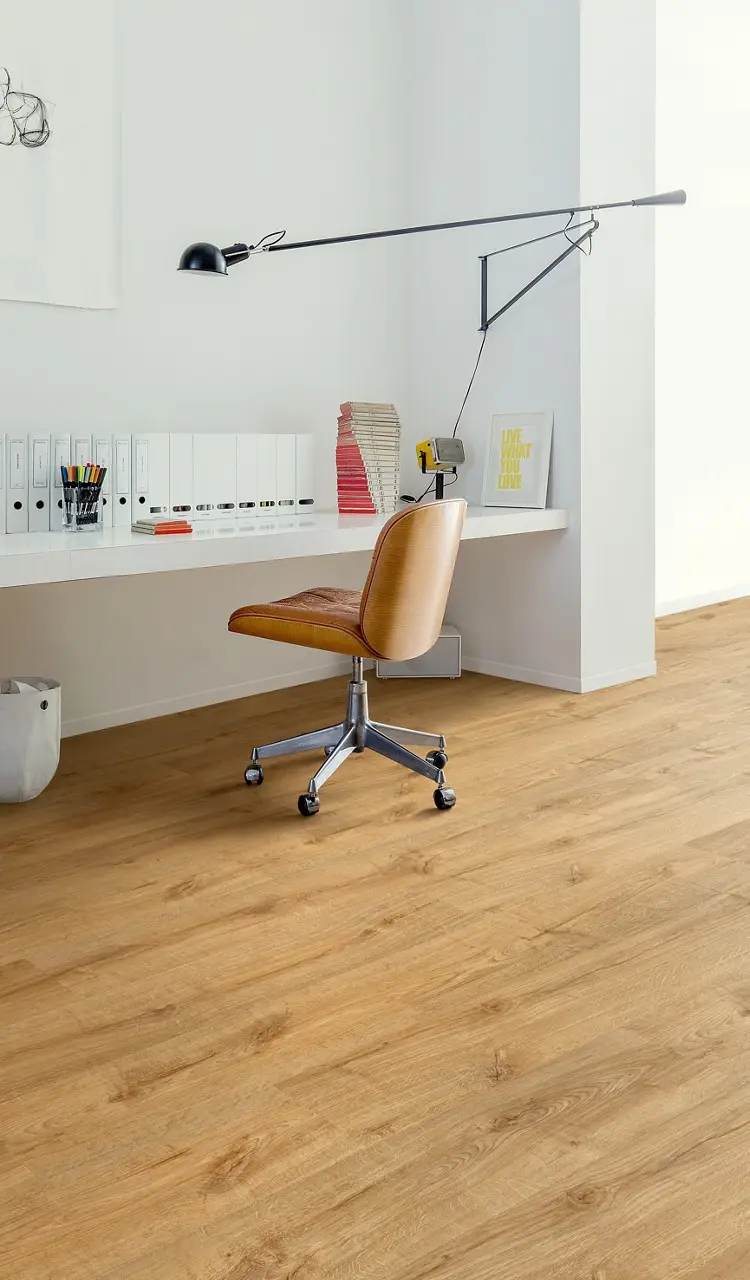 Ruimte met de pvcvloer Quick-Step Bloom Herfsthoning eik