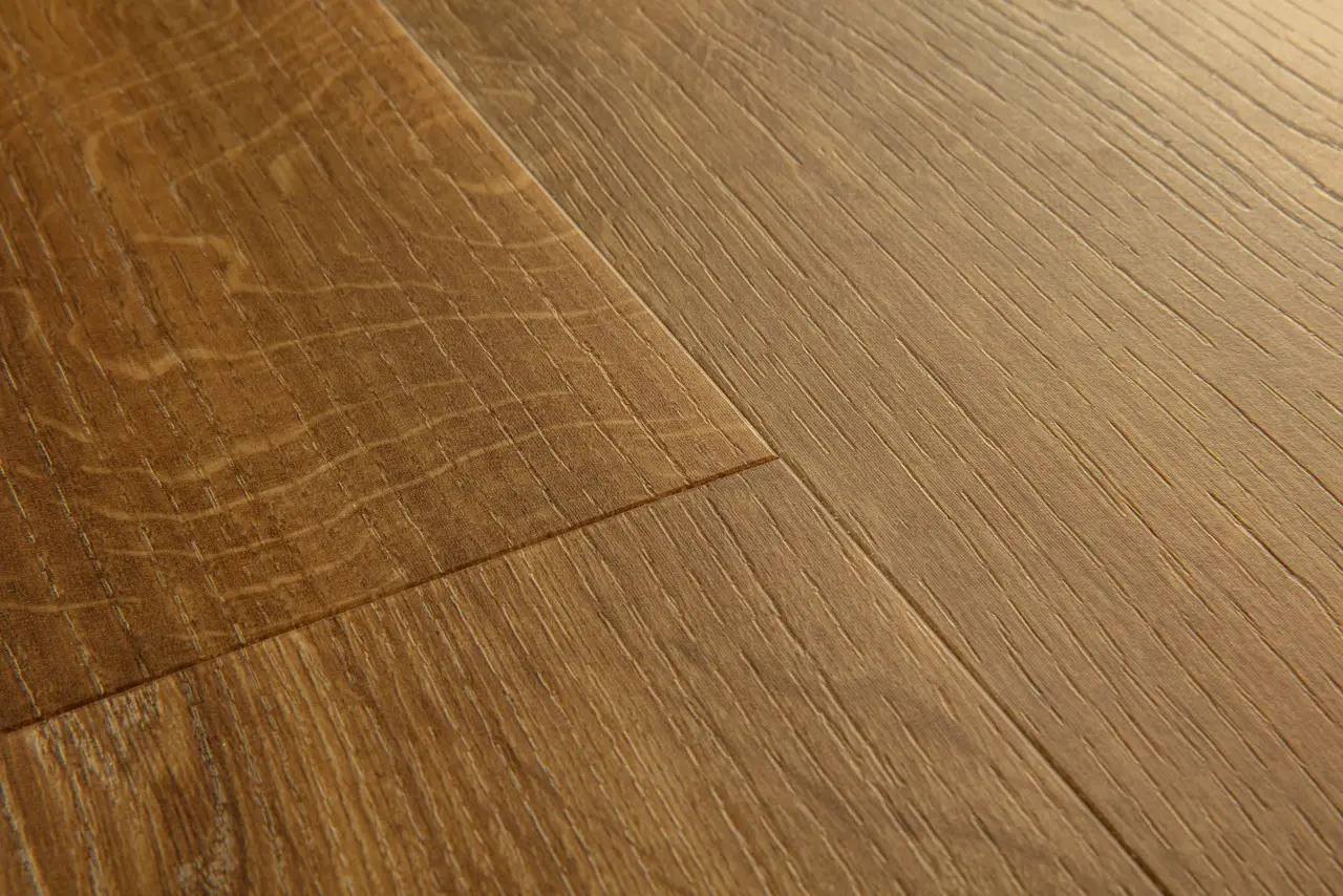 Close-up van de structuur van Quick-Step Bloom Herfstbruine eik