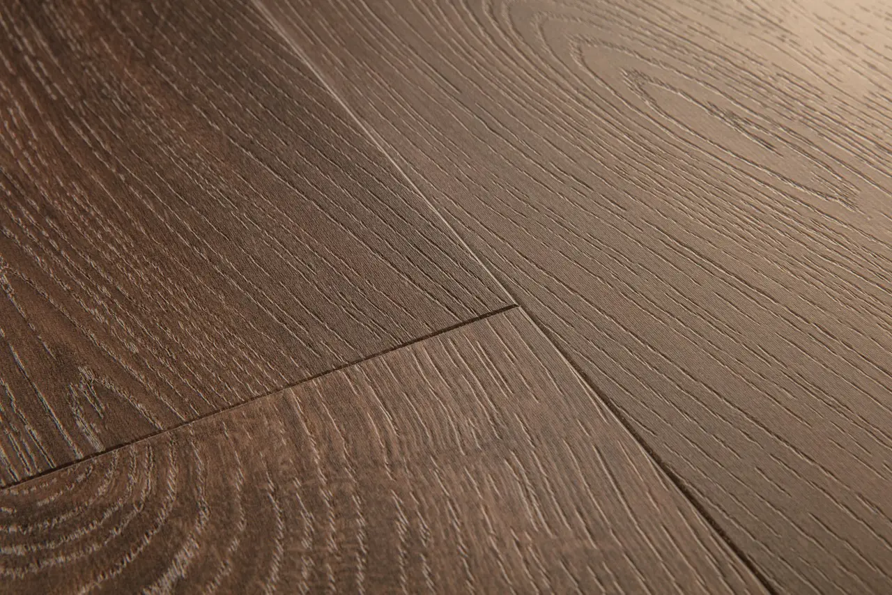 Close-up van de structuur van Quick-Step Bloom Herfstchocoladebruine eik