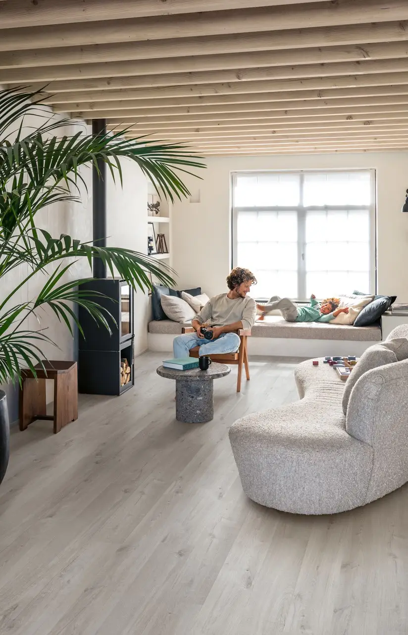 Ruimte met de pvcvloer Quick-Step Bloom Katoen koudgrijze eik