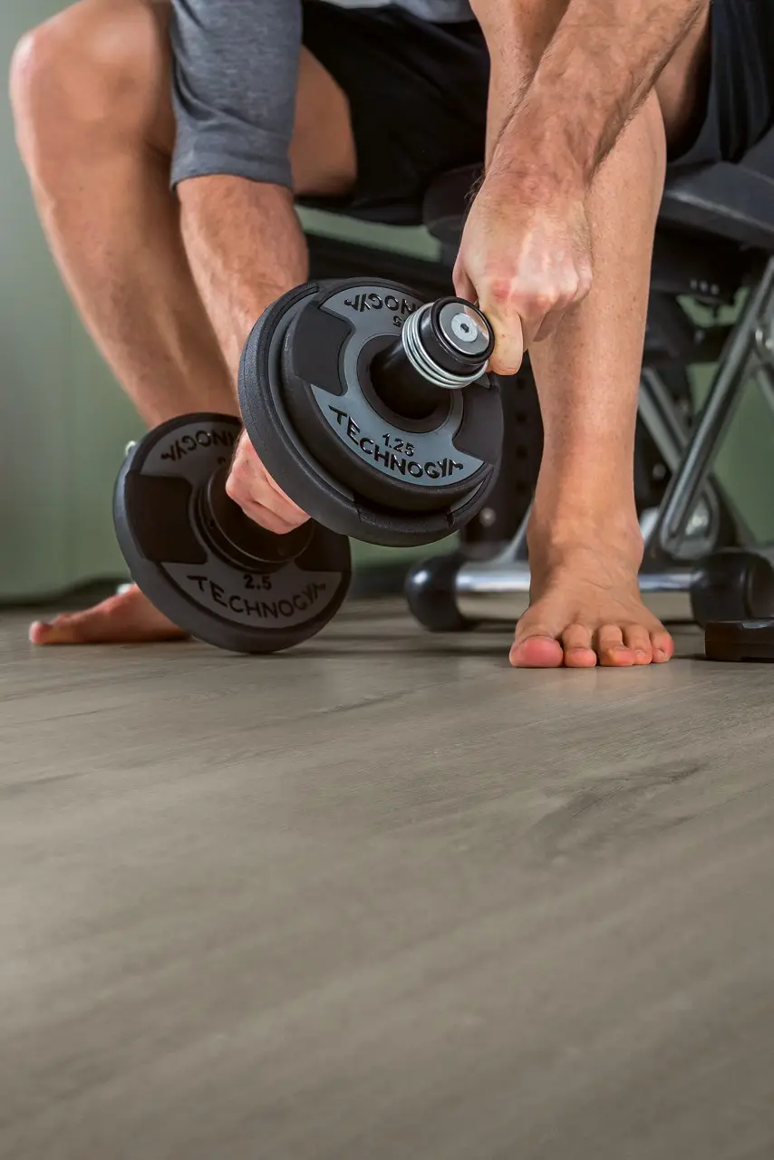 Ruimte met de pvcvloer Quick-Step Bloom Katoen cosygrijze eik