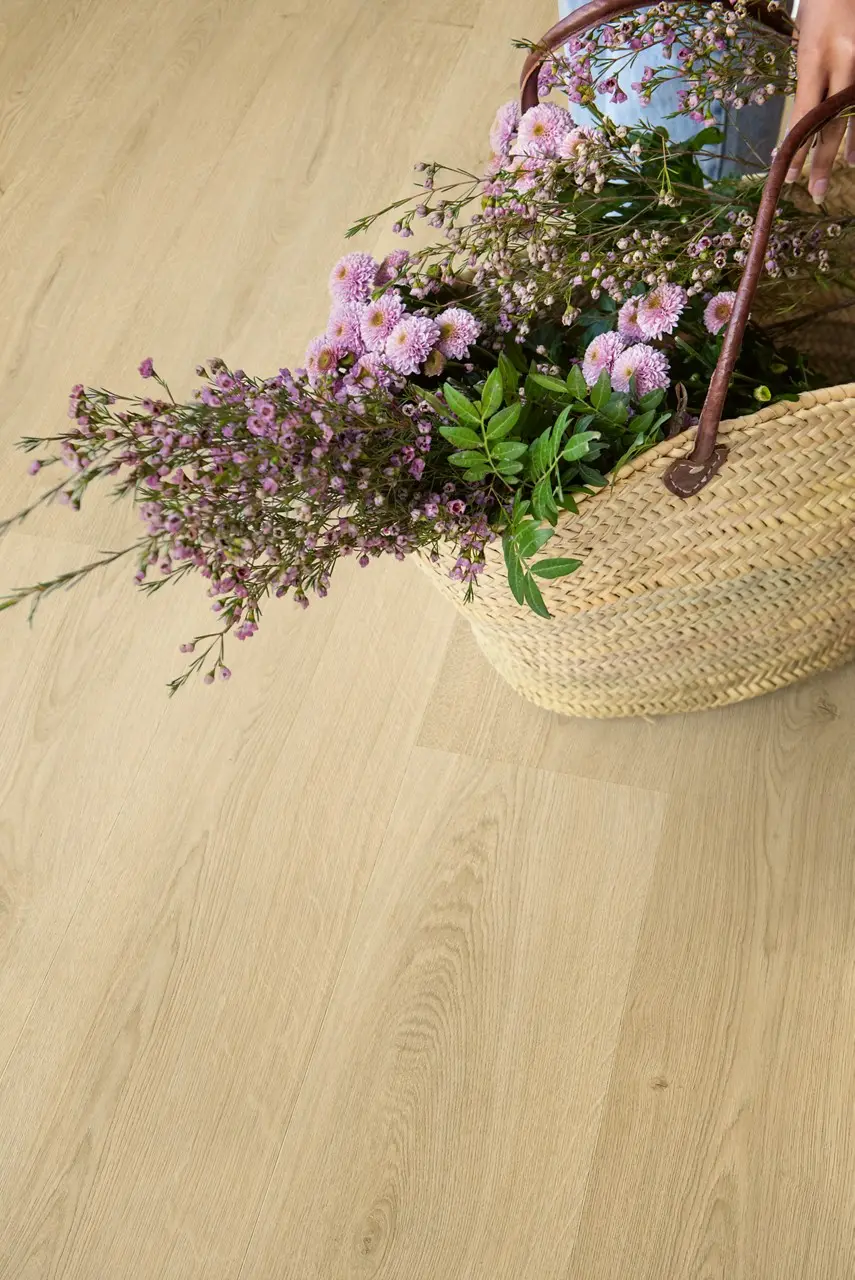 Ruimte met de pvcvloer Quick-Step Bloom Botanisch beige