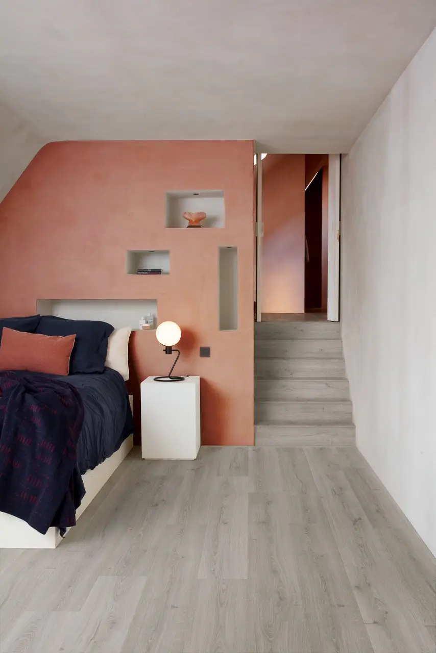 Ruimte met de pvcvloer Quick-Step Bloom Botanisch grijs