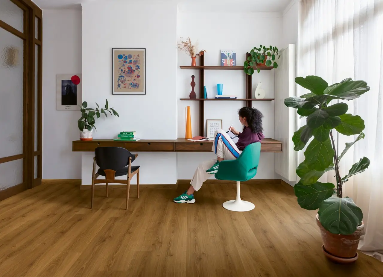 Ruimte met de pvcvloer Quick-Step Bloom Botanische karamel eik