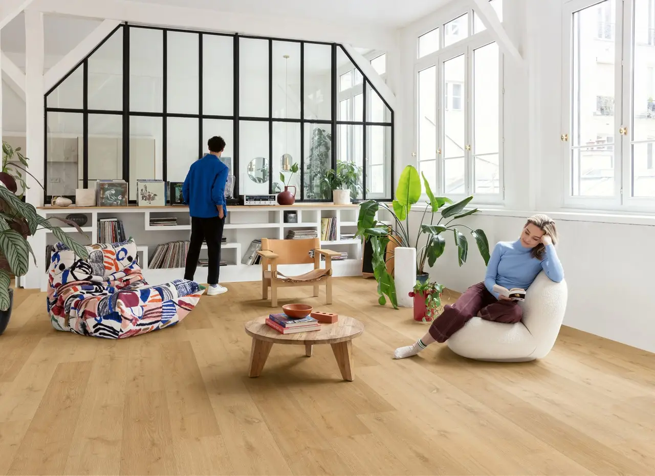 Ruimte met de pvcvloer Quick-Step Bloom Elegante naturelle eik