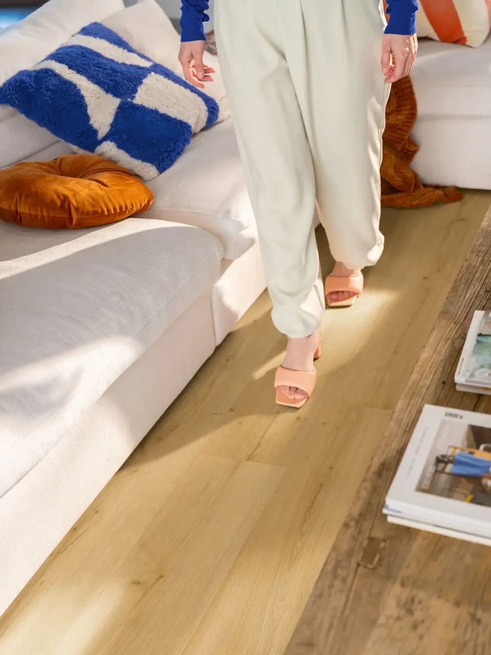 Ruimte met de pvcvloer Quick-Step Bloom Geborstelde eik honing
