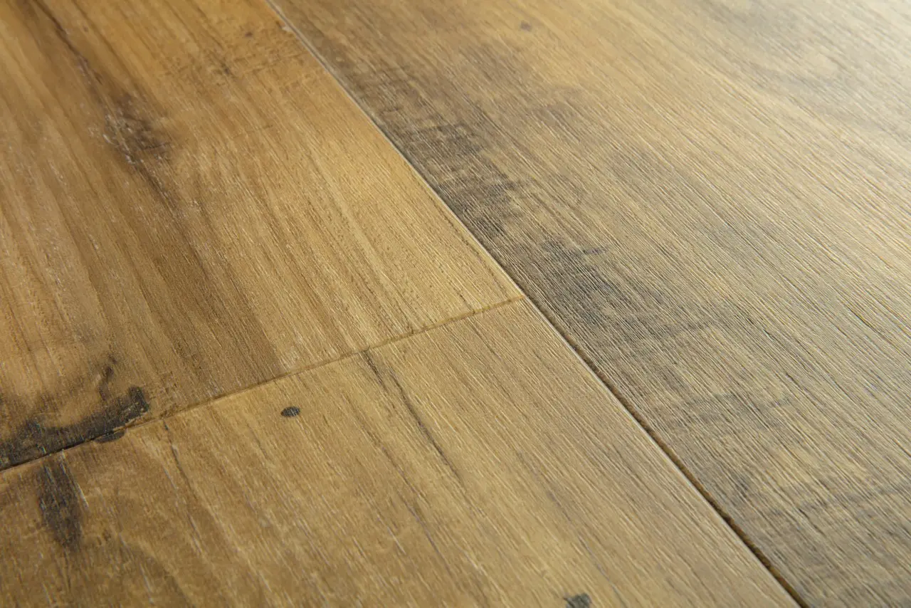 Close-up van de structuur van Quick-Step Blos base Vintage naturelle kastanje