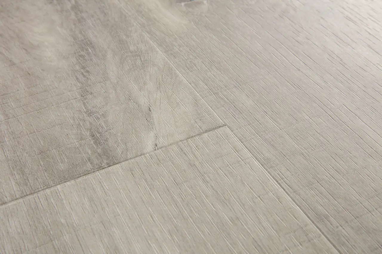 Close-up van de structuur van Quick-Step Blos base Canyon grijze eik met zaagsneden