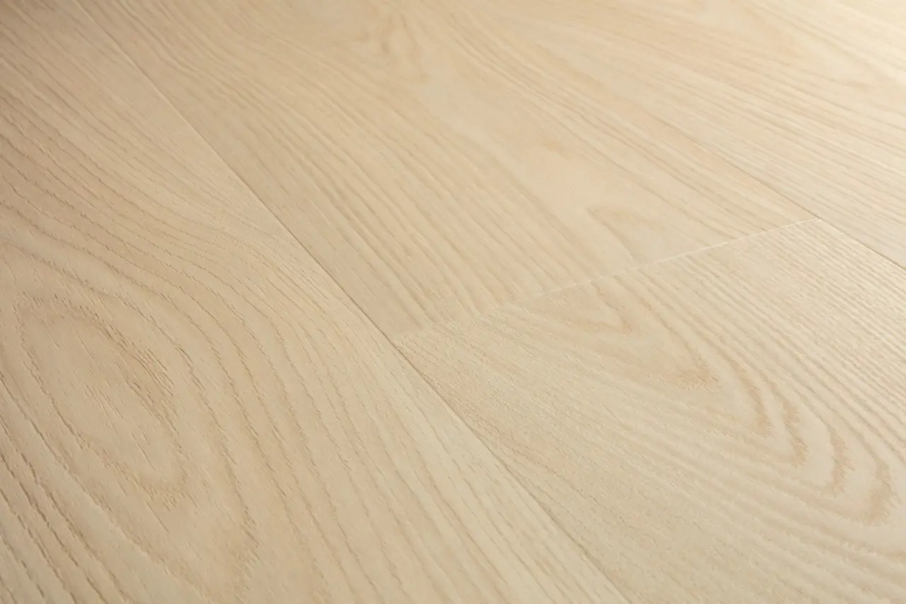 Close-up van de structuur van Quick-Step Blos base Karnemelk eik