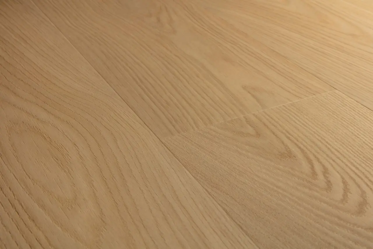 Close-up van de structuur van Quick-Step Blos base Peperkoek eik