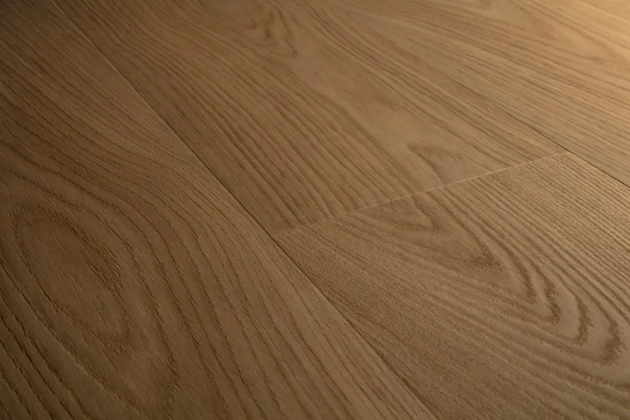 Close-up van de structuur van Quick-Step Blos Cacaobruine eik