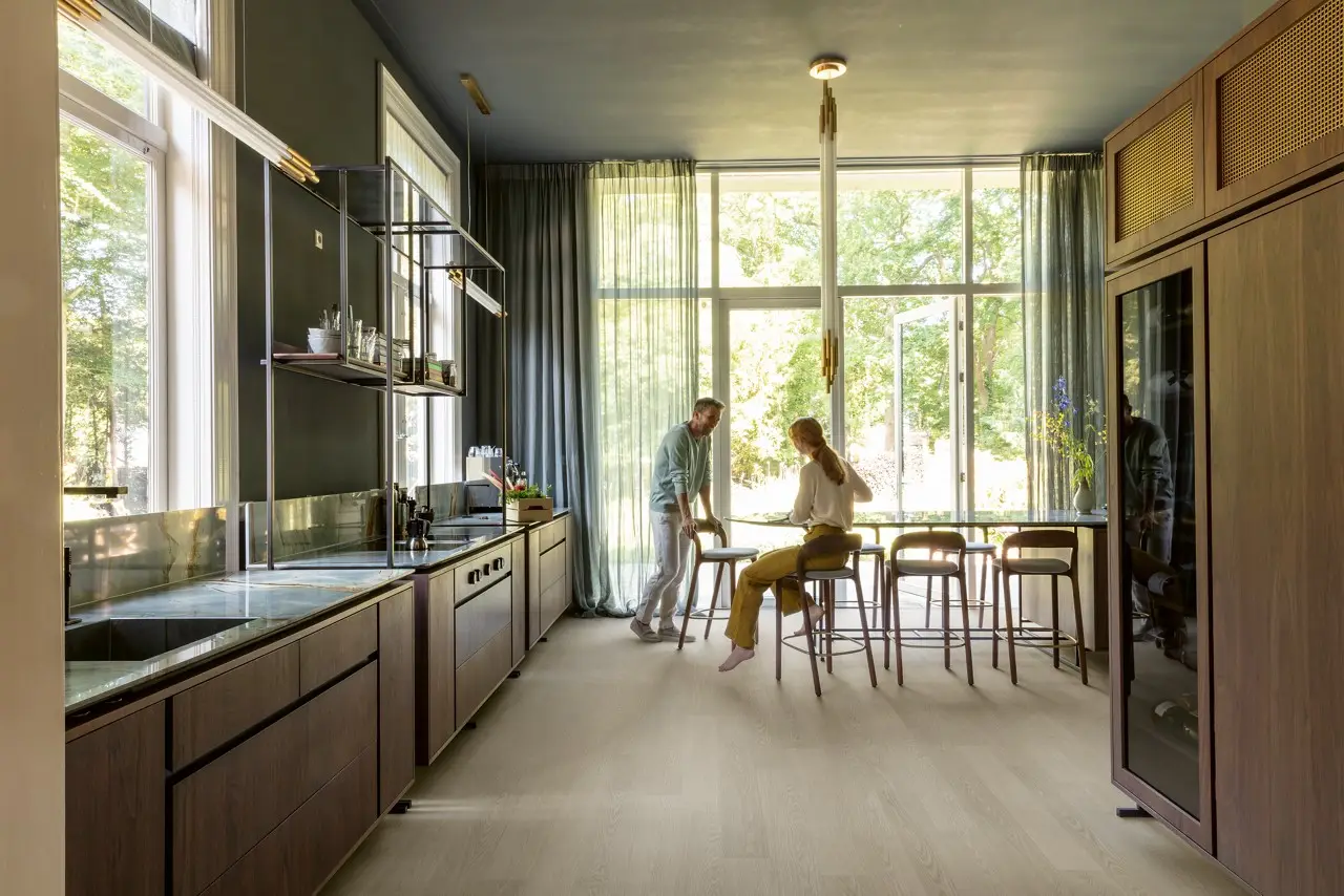 Ruimte met de pvcvloer Quick-Step Blos Chia eik