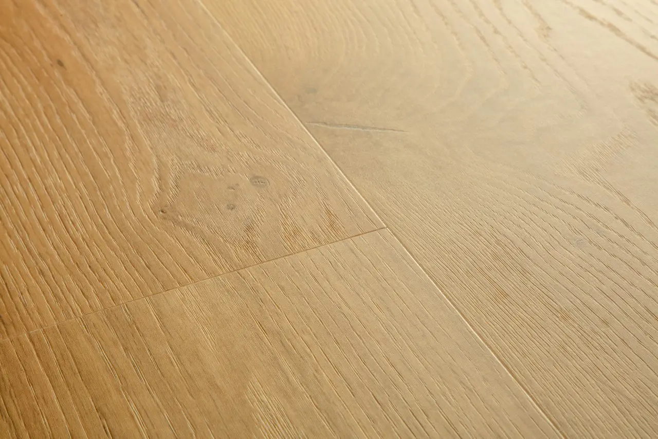 Close-up van de structuur van Quick-Step Blos Kusteik honing