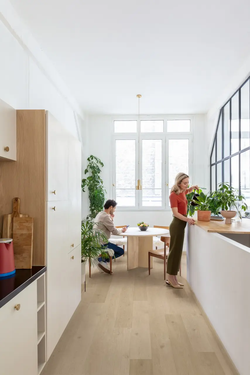 Ruimte met de pvcvloer Quick-Step Blos base Kusteik zand