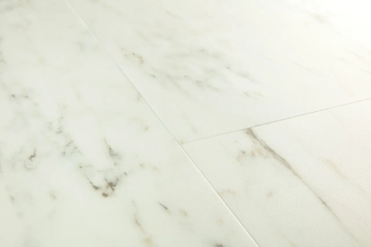 Close-up van de structuur van Quick-Step Blush Maan marmer wit