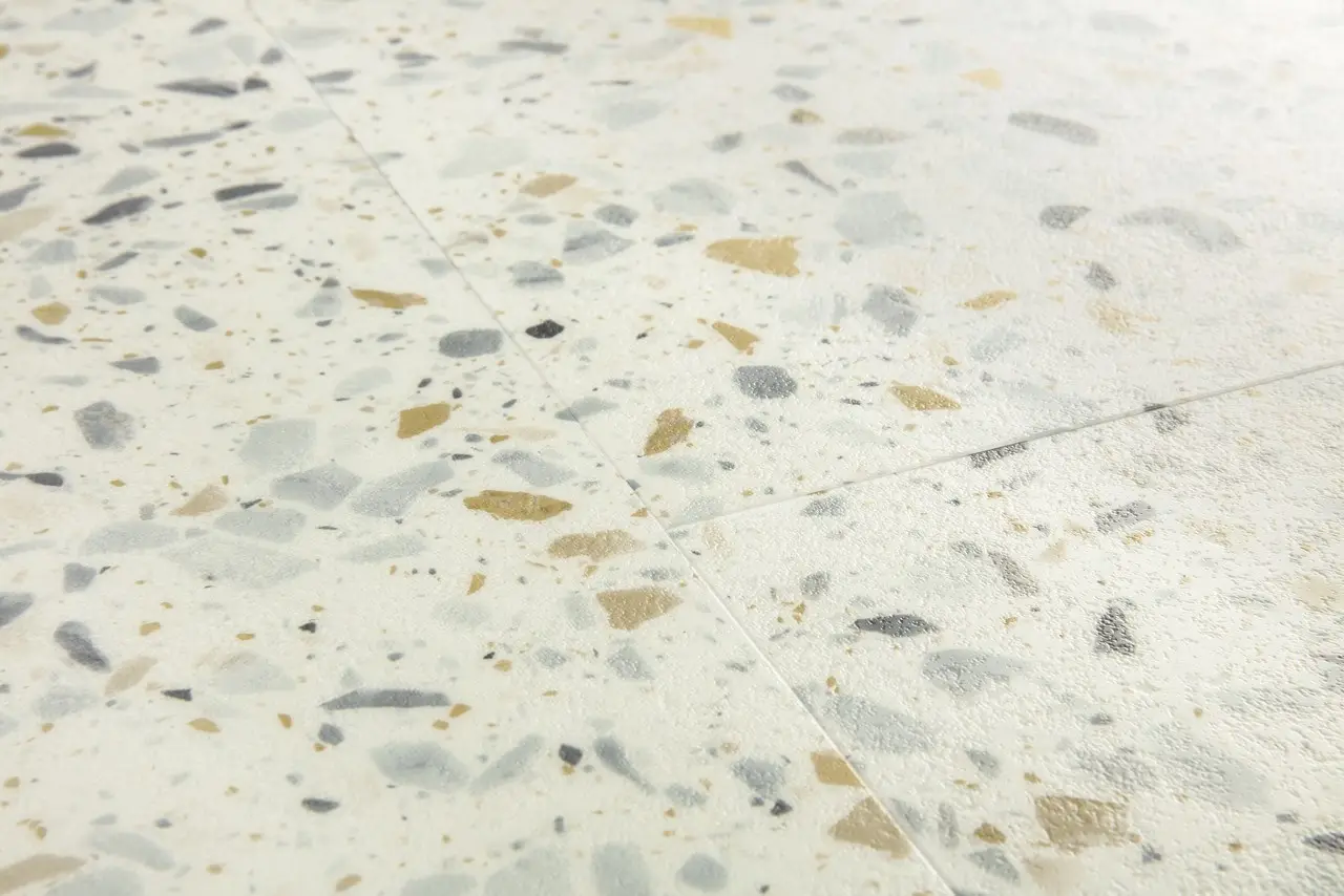 Close-up van de structuur van Quick-Step Blush Terrazzo multicolor