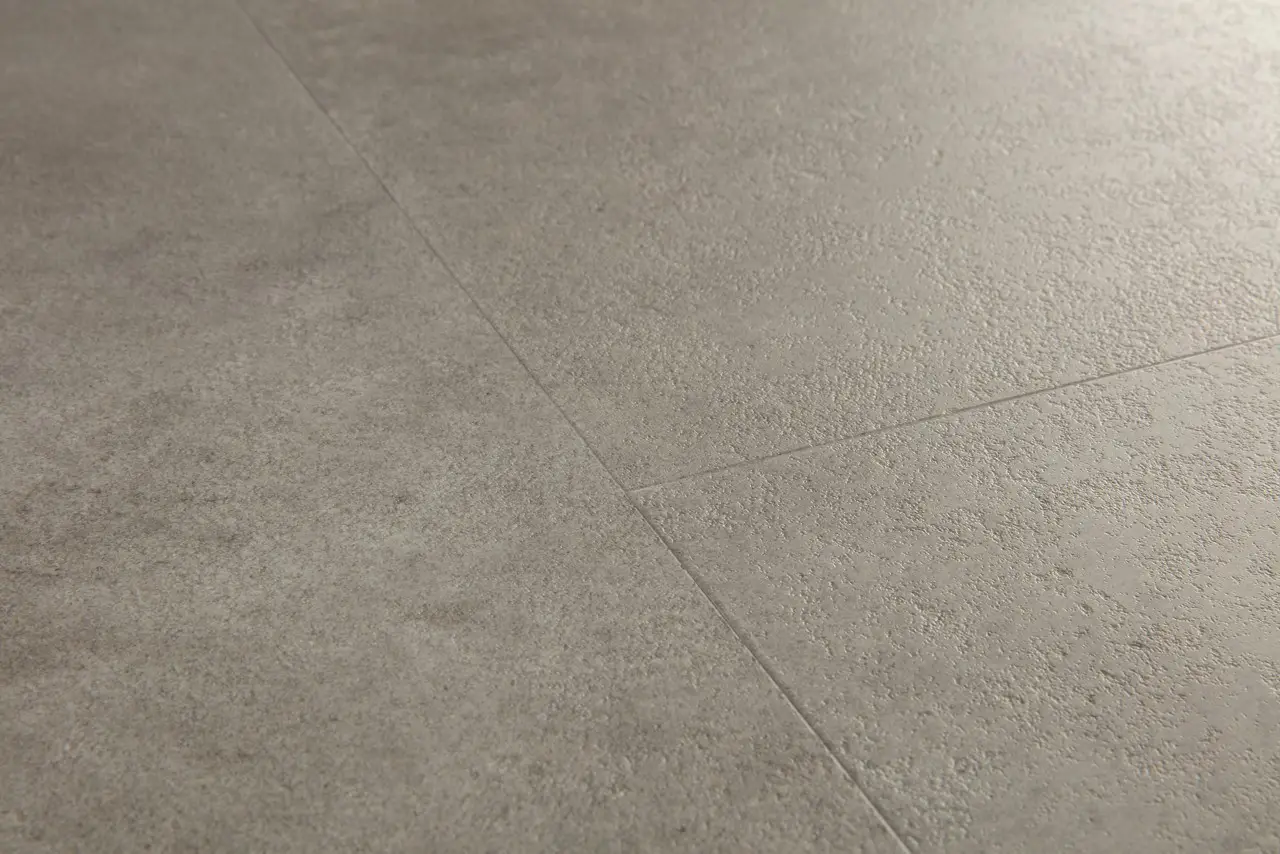 Close-up van de structuur van Quick-Step Blush Cement warm grijs
