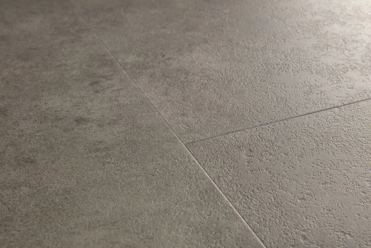 Close-up van de structuur van Quick-Step Blush Cement antraciet