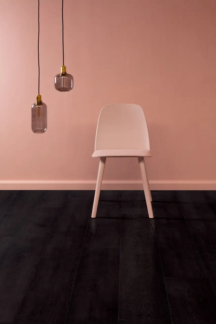 Ruimte met de laminaatvloer Quick-Step Capture Zwartgeverfde eik