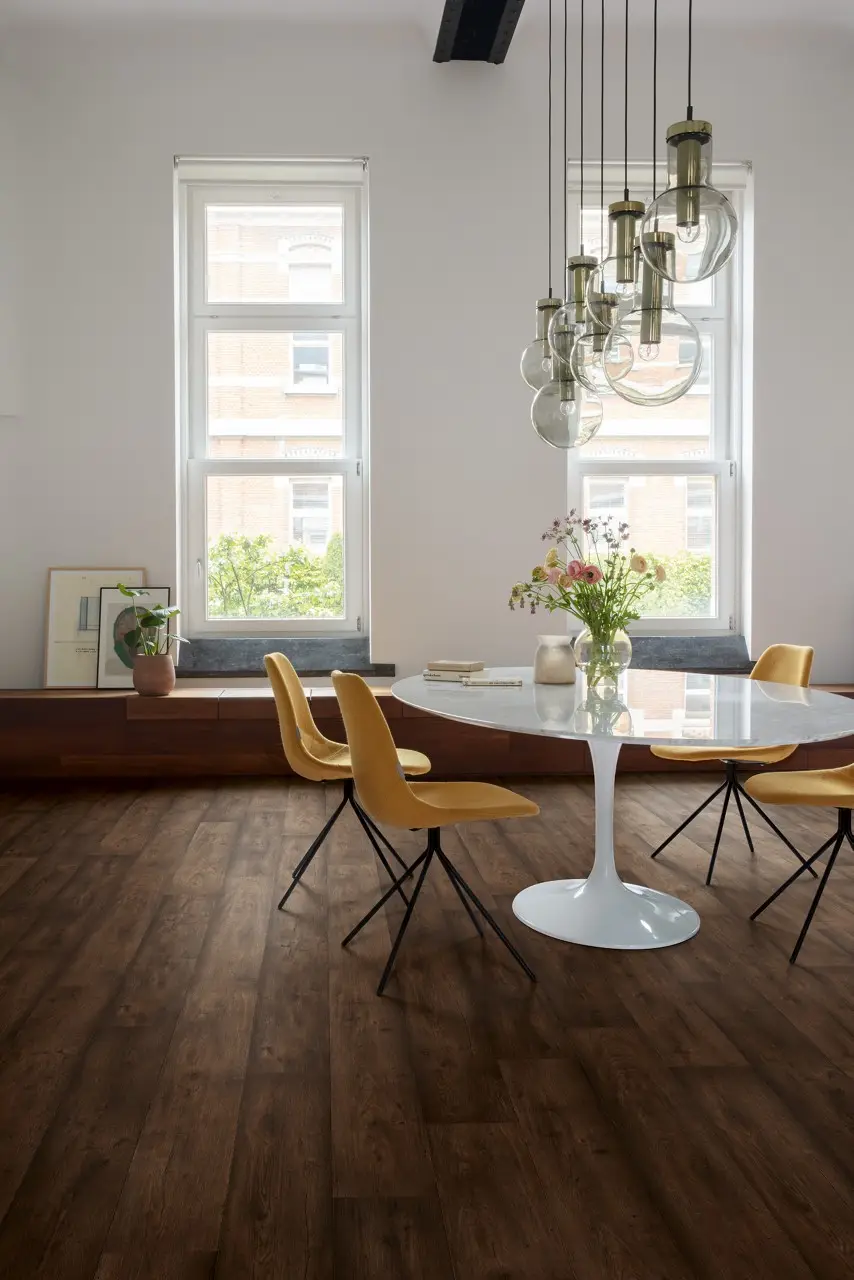 Ruimte met de laminaatvloer Quick-Step Capture Gewaxte bruine eik