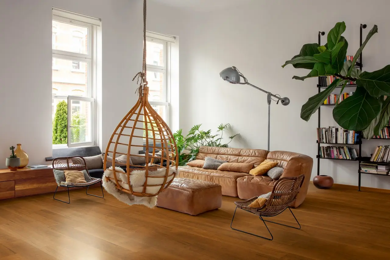 Ruimte met de laminaatvloer Quick-Step Capture Merbau