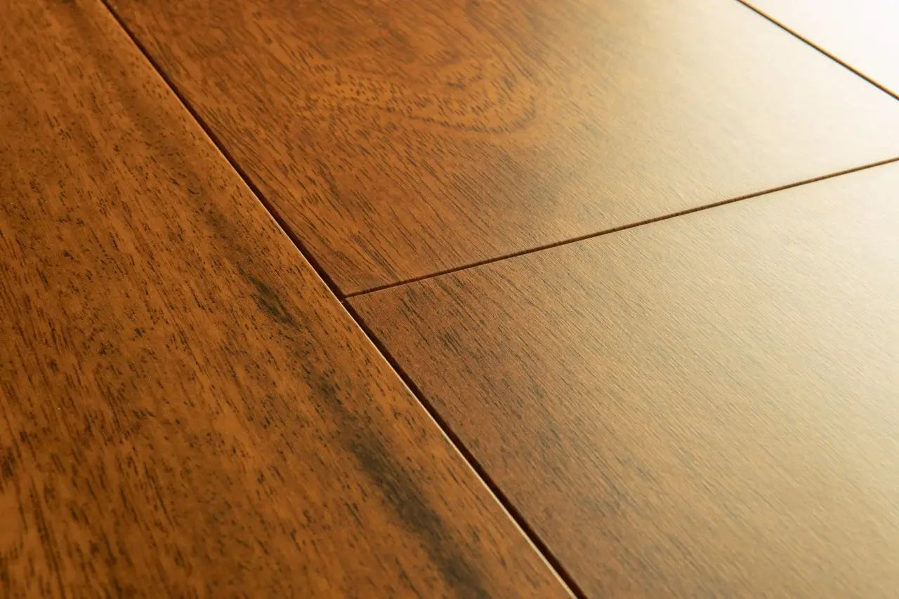 Close-up van de structuur van Quick-Step Capture Merbau