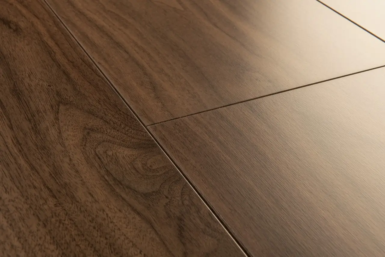 Close-up van de structuur van Quick-Step Capture Chique notelaar
