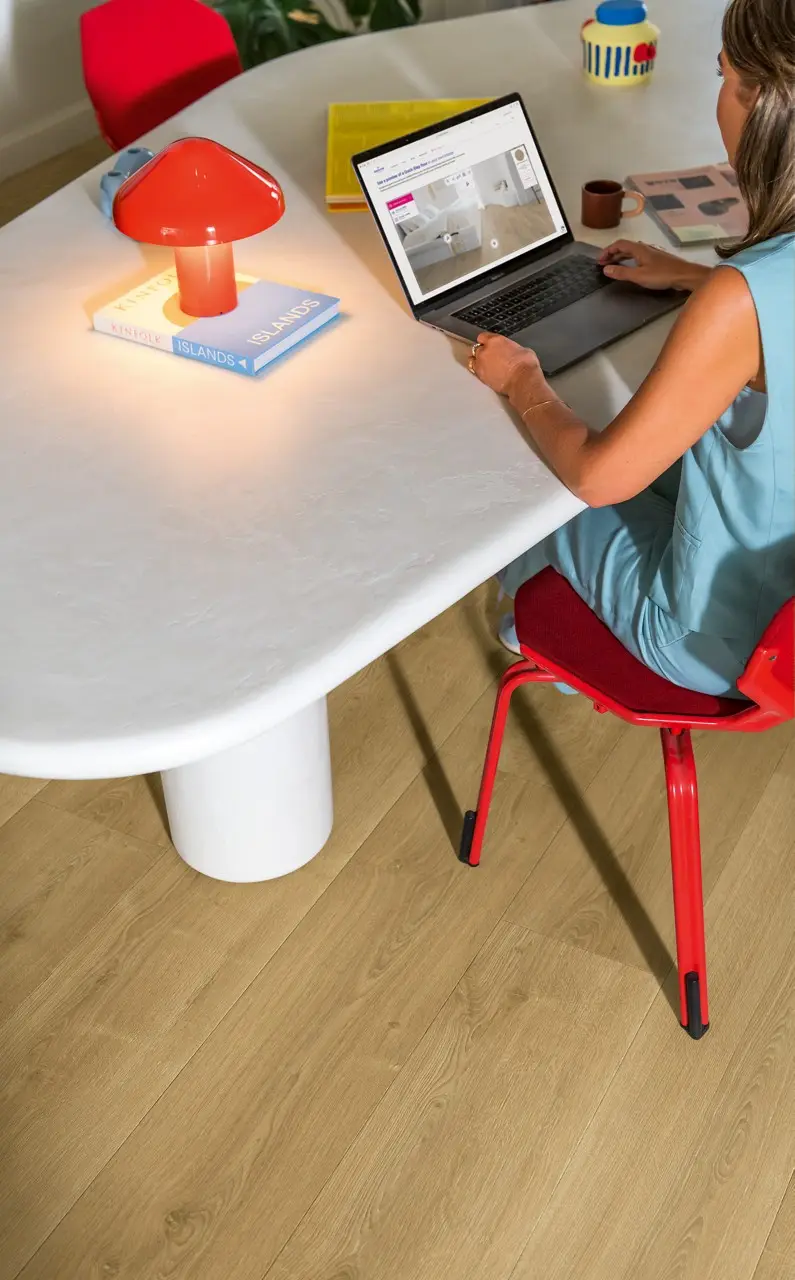 Ruimte met de laminaatvloer Quick-Step Capture Geborstelde warme naturelle eik