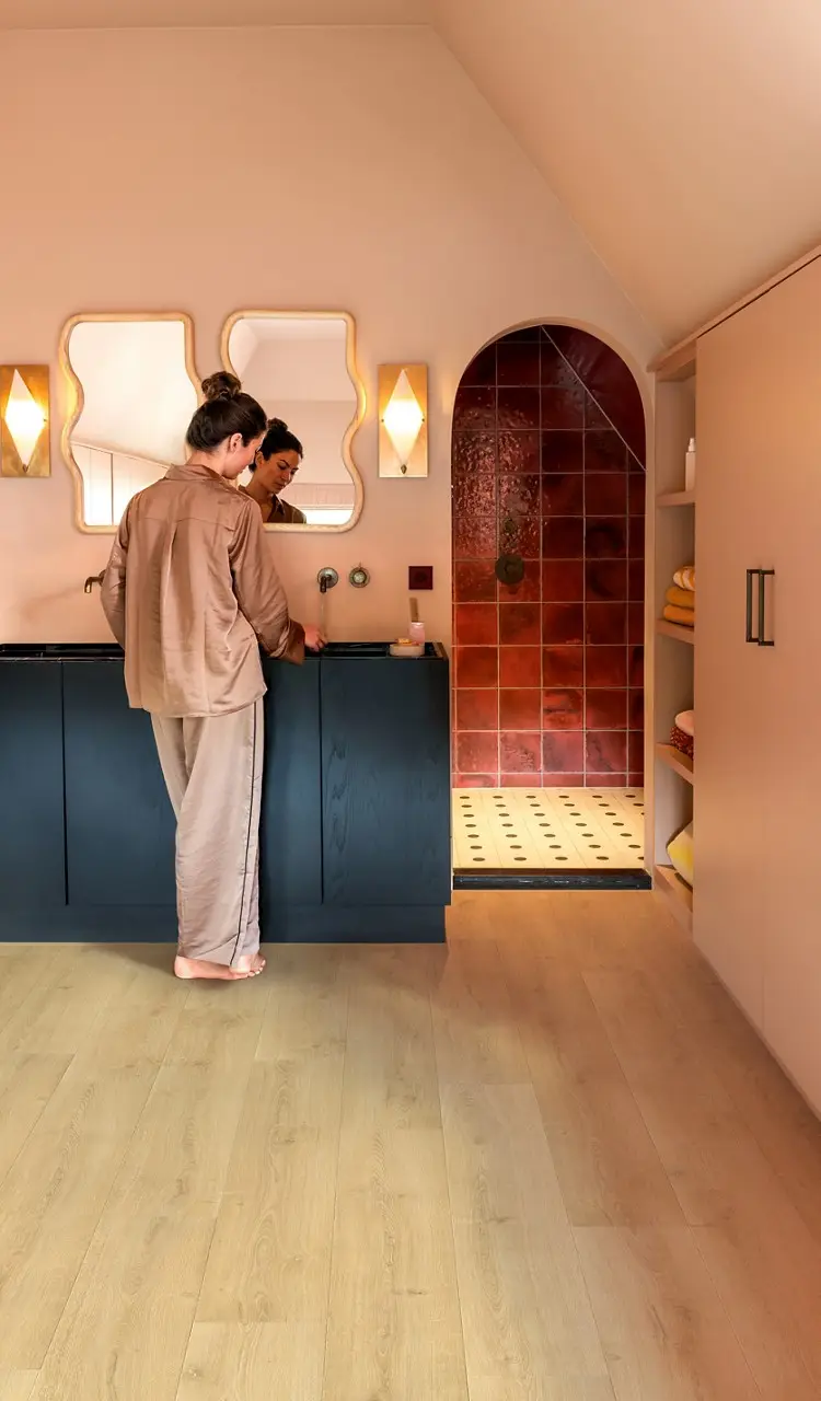 Ruimte met de laminaatvloer Quick-Step Capture Geborstelde naturelle eik