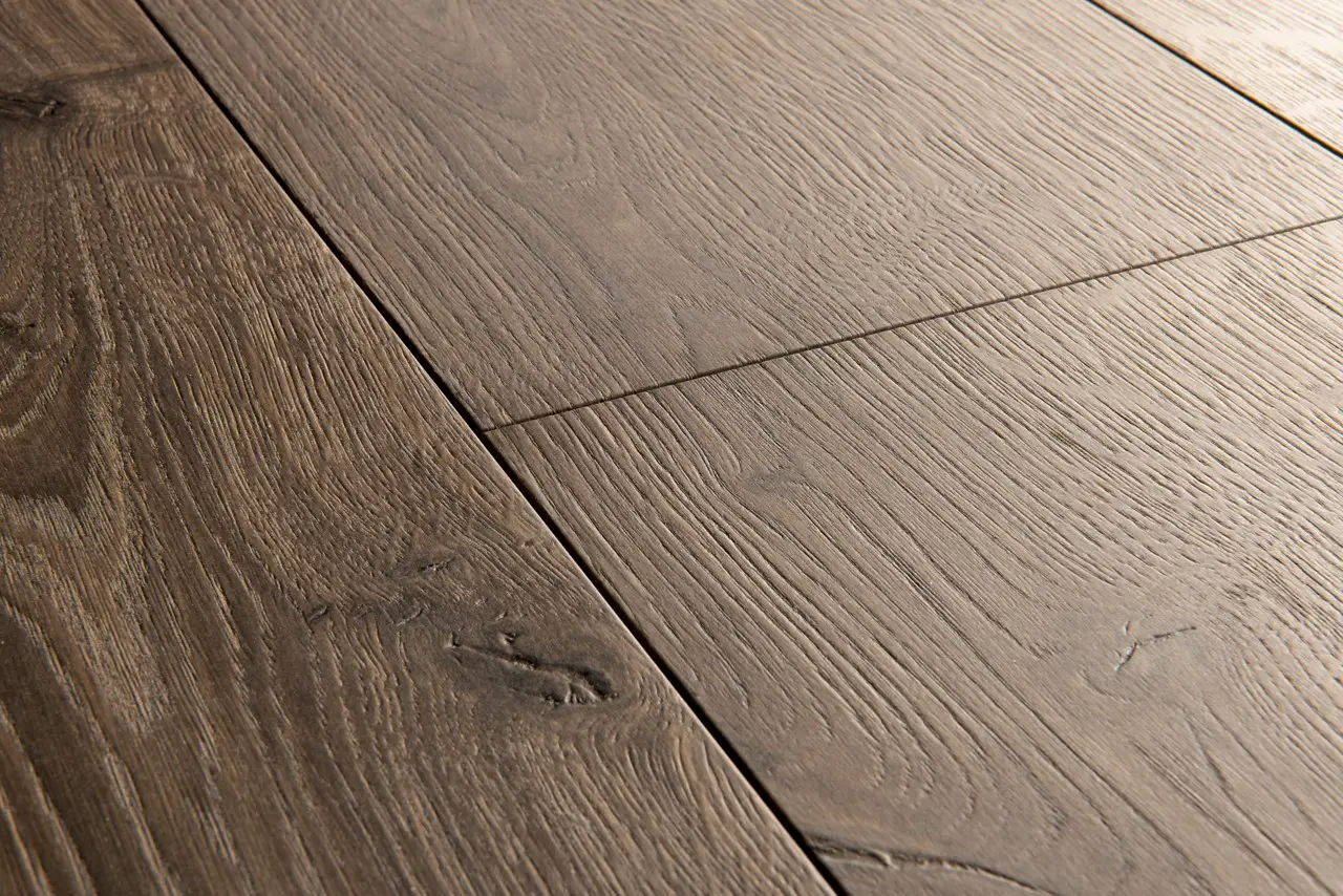 Close-up van de structuur van Quick-Step Capture Geborstelde bruine eik