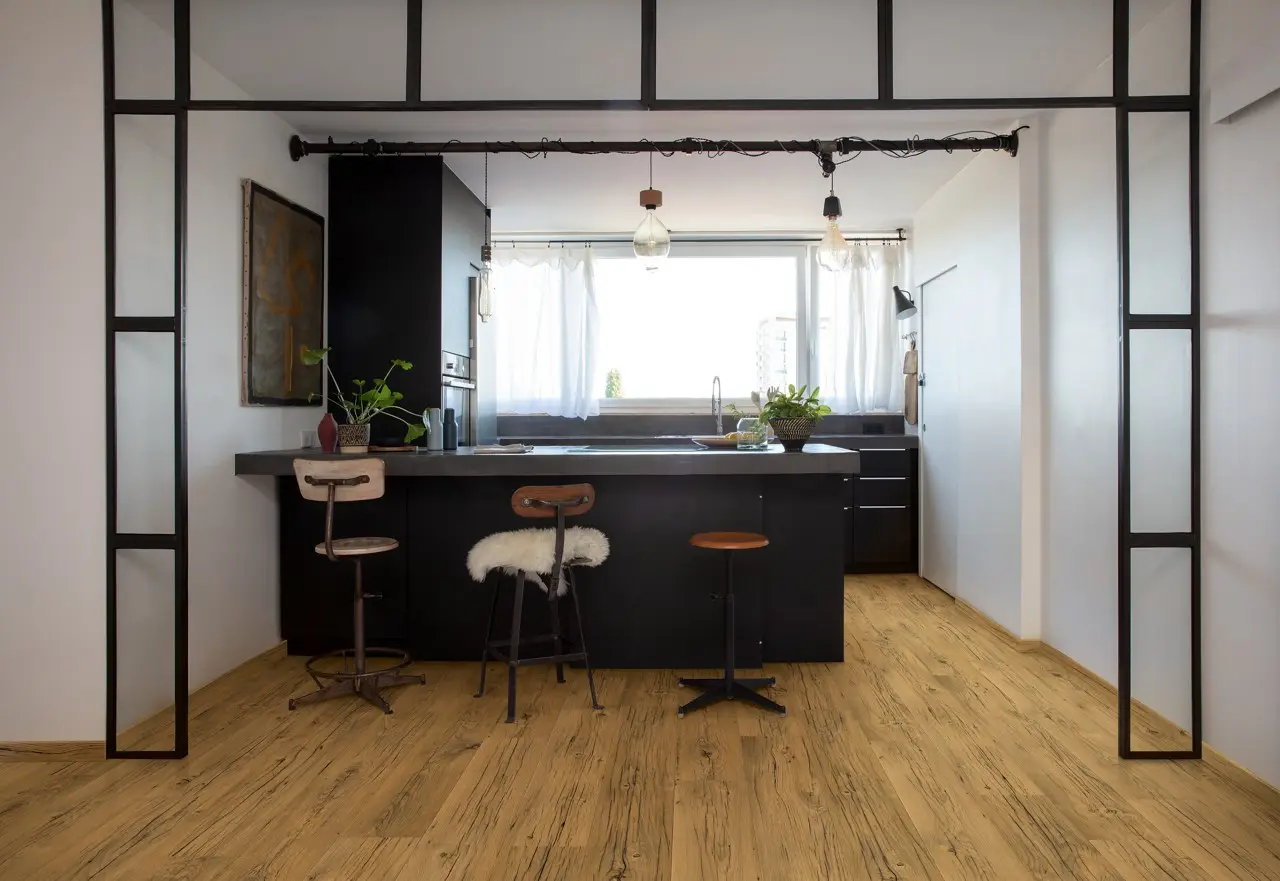 Ruimte met de laminaatvloer Quick-Step Capture Gebarsten naturelle eik
