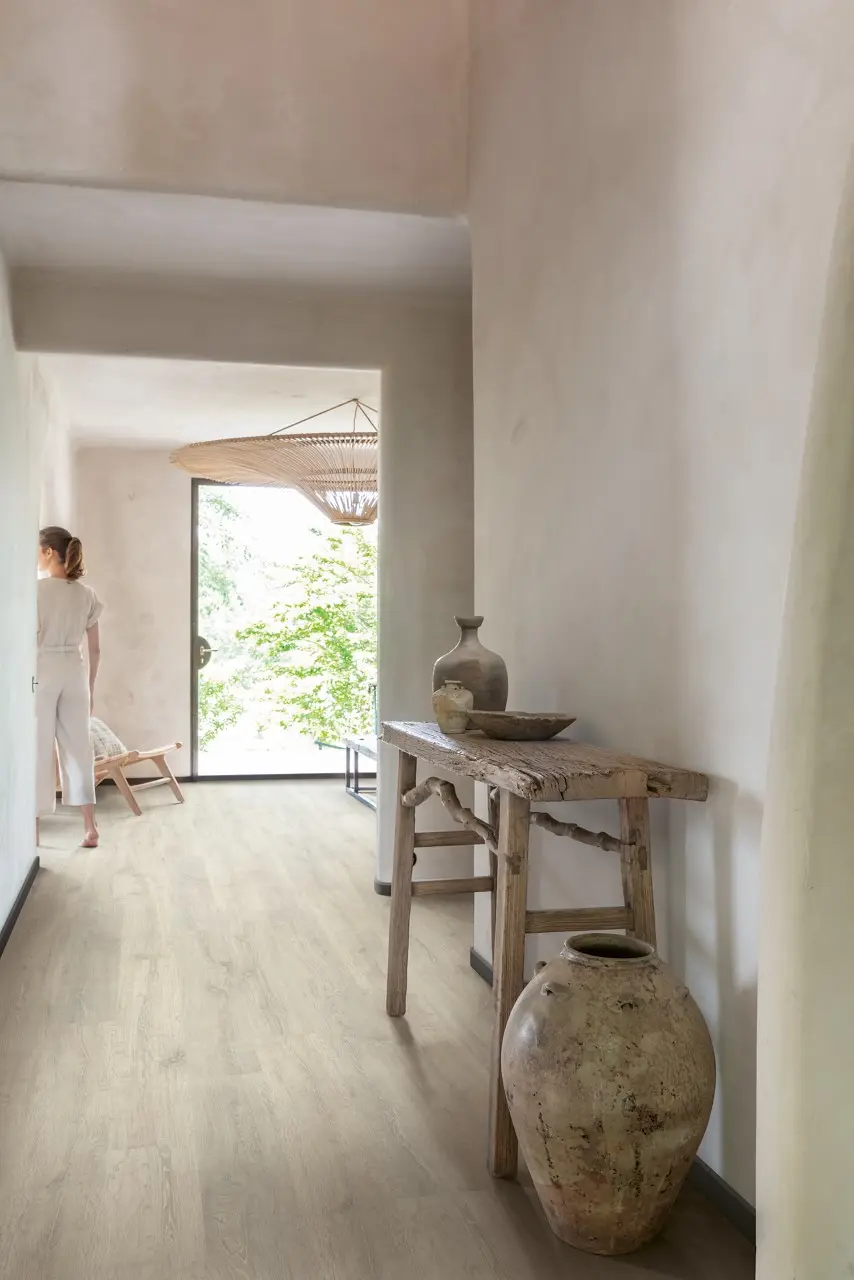 Ruimte met de laminaatvloer Quick-Step Classic Herwonnen witte patina eik