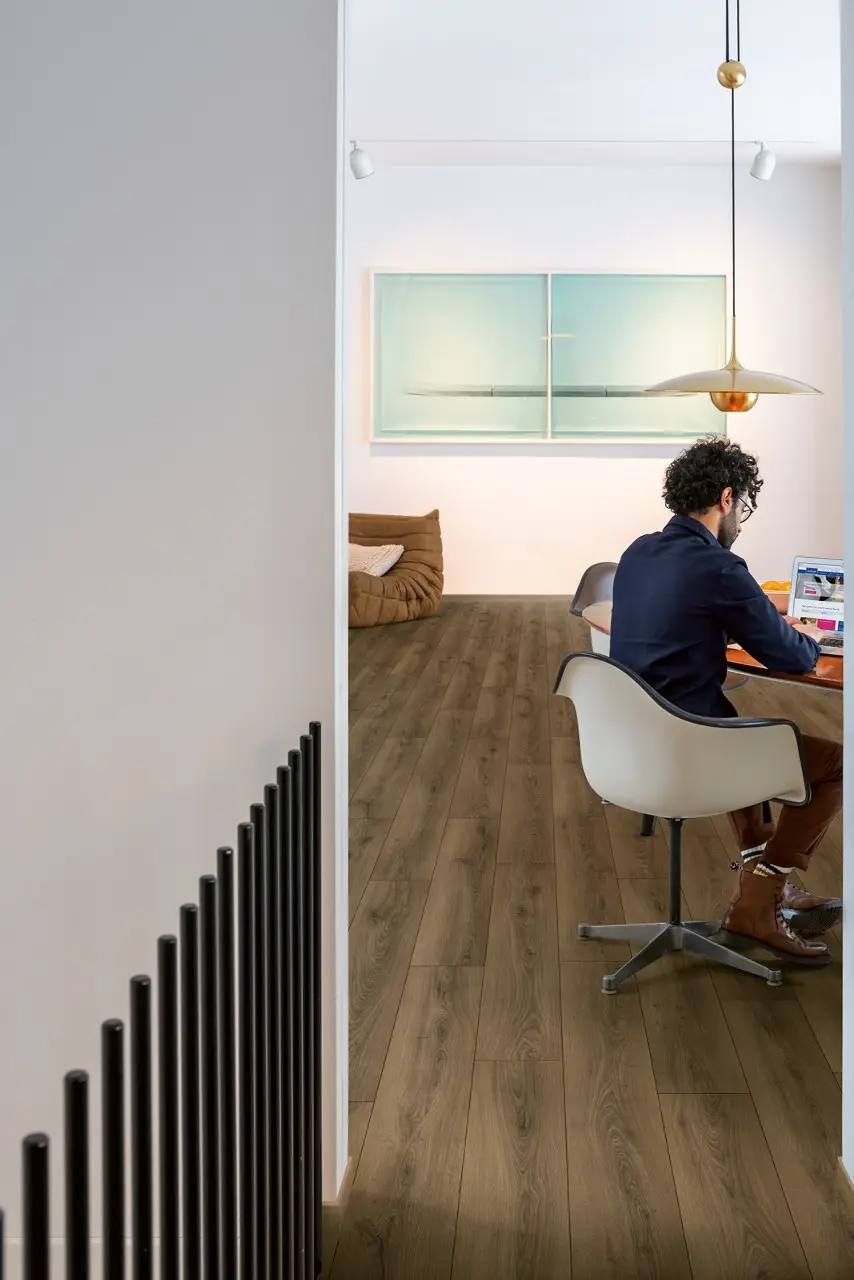 Ruimte met de laminaatvloer Quick-Step Classic Warme bruine eik