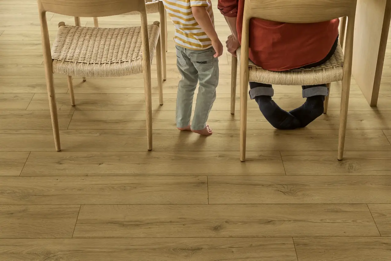 Ruimte met de laminaatvloer Quick-Step Classic Honingbruine eik