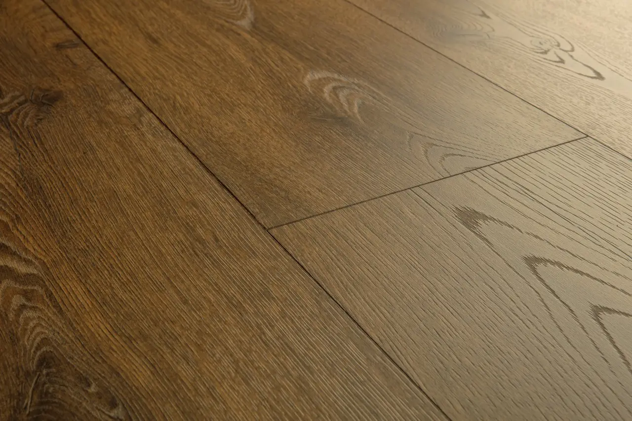 Close-up van de structuur van Quick-Step Classic Cacaobruine eik