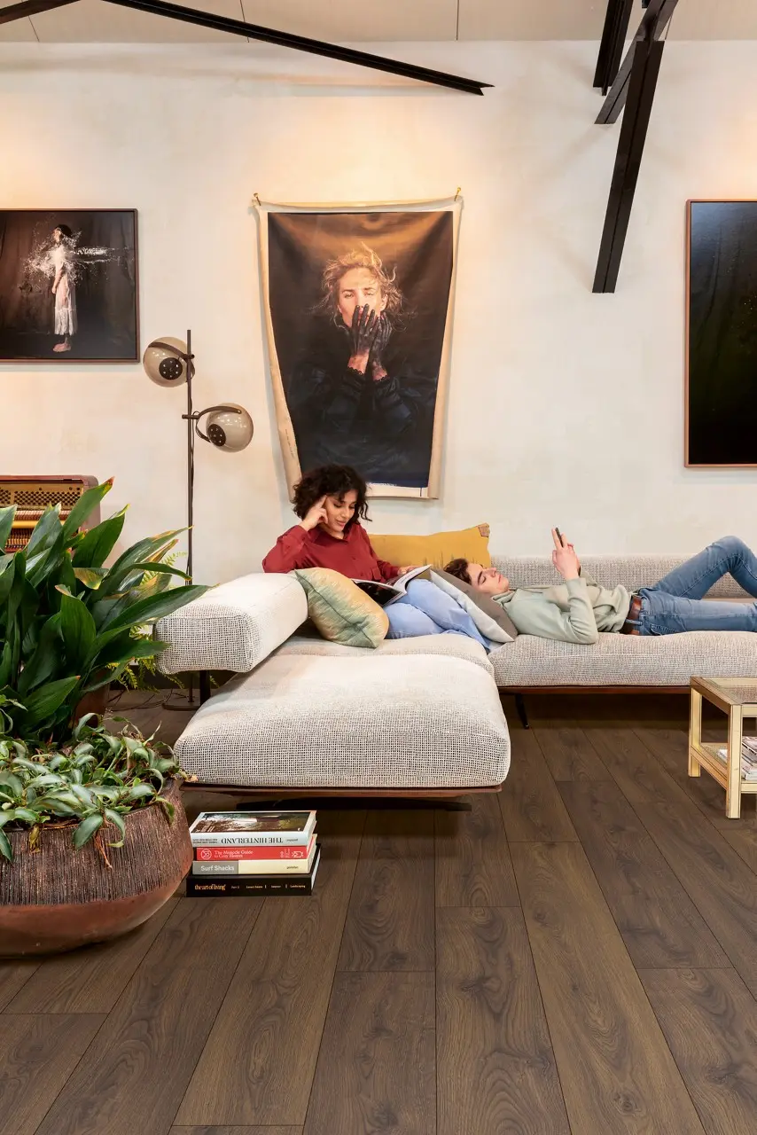 Ruimte met de laminaatvloer Quick-Step Classic Pindabruine eik