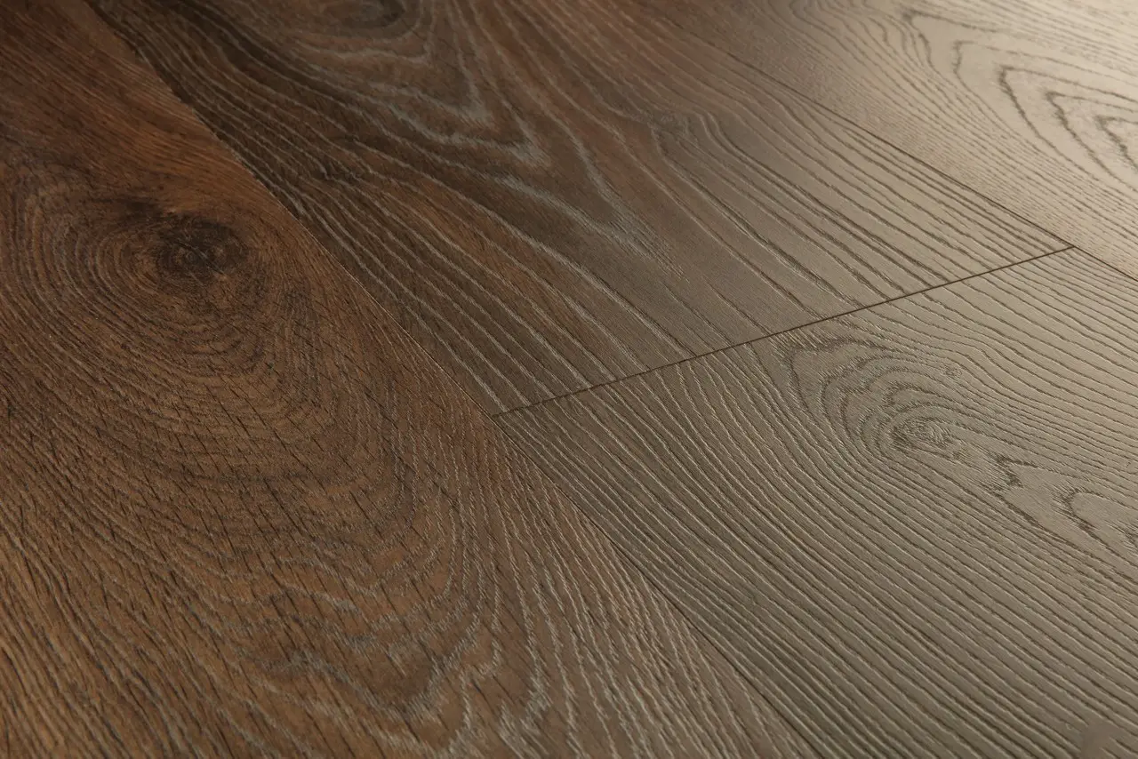 Close-up van de structuur van Quick-Step Classic Pindabruine eik