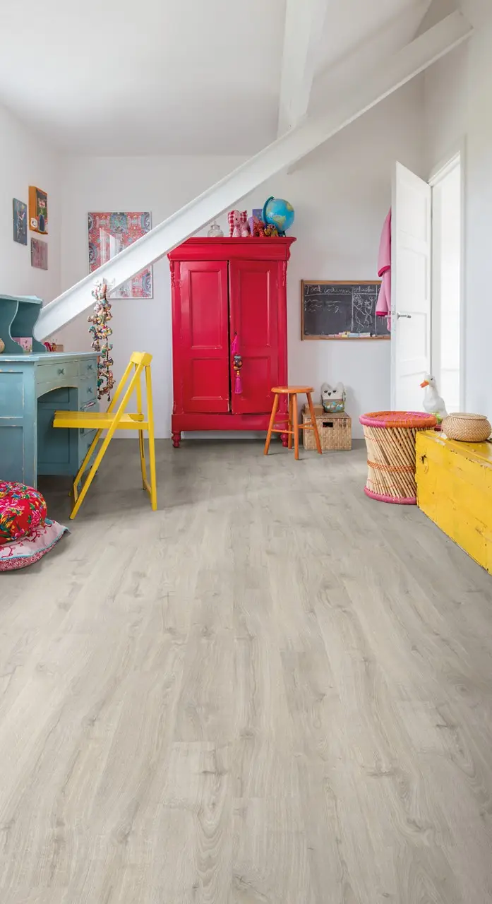 Ruimte met de laminaatvloer Quick-Step Eligna Newcastle grijze eik