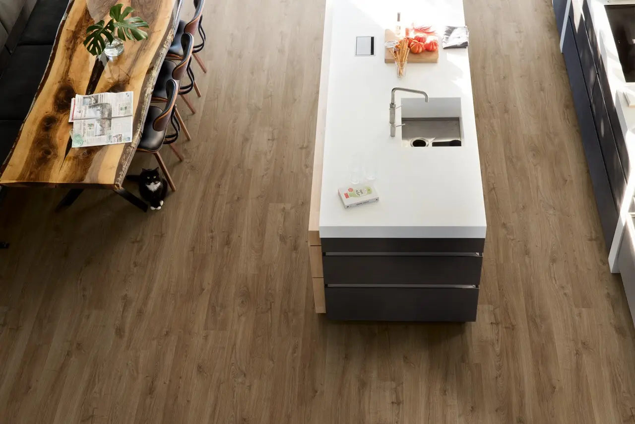 Ruimte met de laminaatvloer Quick-Step Eligna Newcastle bruine eik