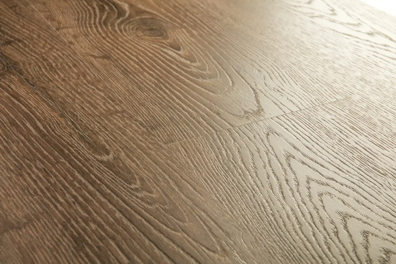 Close-up van de structuur van Quick-Step Eligna Newcastle bruine eik