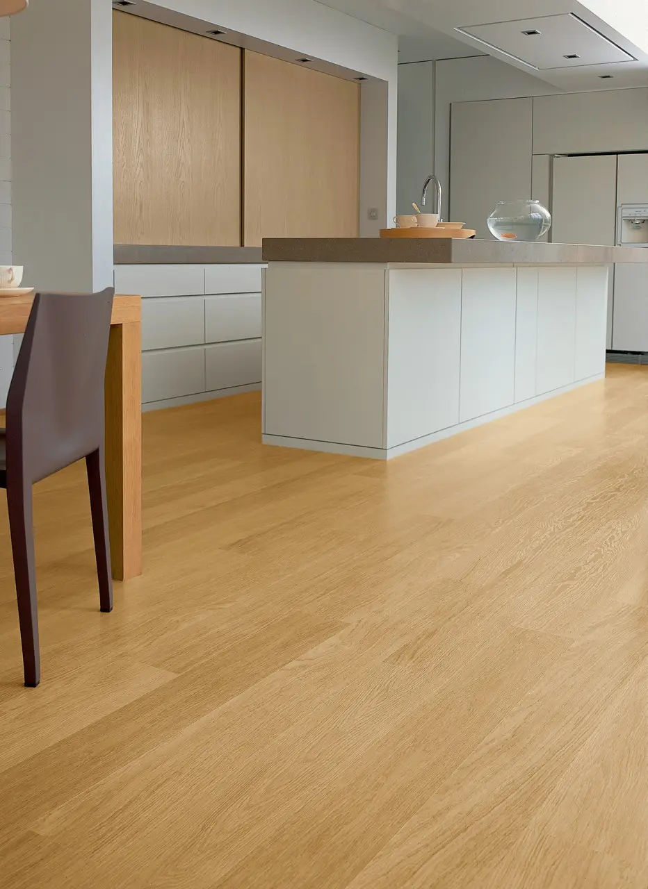 Ruimte met de laminaatvloer Quick-Step Eligna Geverniste naturelle eik