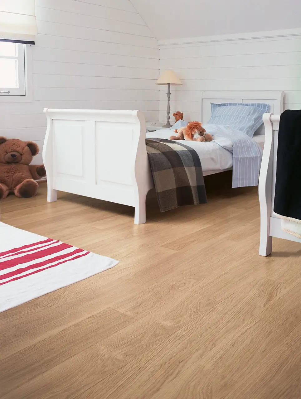 Ruimte met de laminaatvloer Quick-Step Eligna Witgeverniste eik