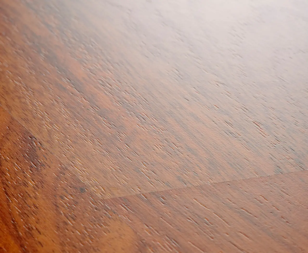 Close-up van de structuur van Quick-Step Eligna Merbau