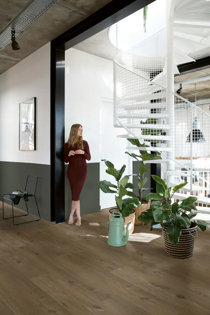 Ruimte met de pvcvloer Quick-Step Fuse Linnen eik donkerbruin